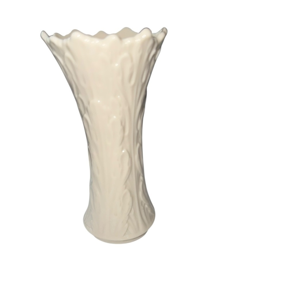 Lenox Woodland Collection Small Vase Ruffled Edge 
Made in USA Porcelain 6 1/4